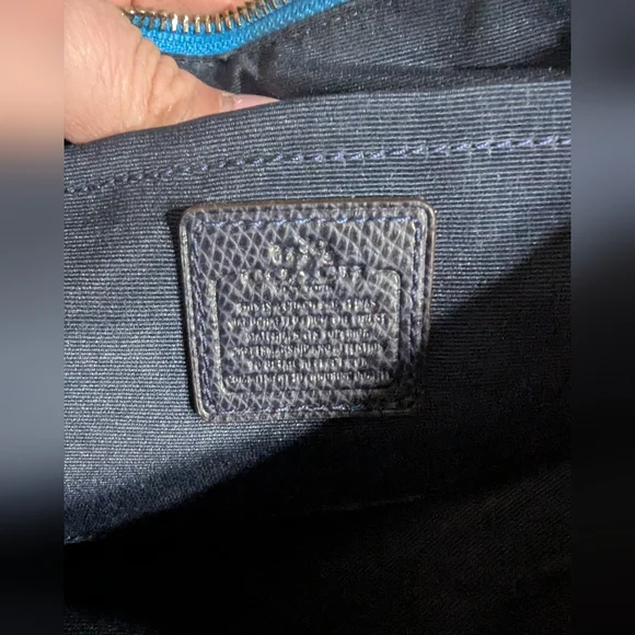 💙 Coach Pebbled Leather Crossbody Clutch – Blue with Saddle Trim - Picture 10 of 11